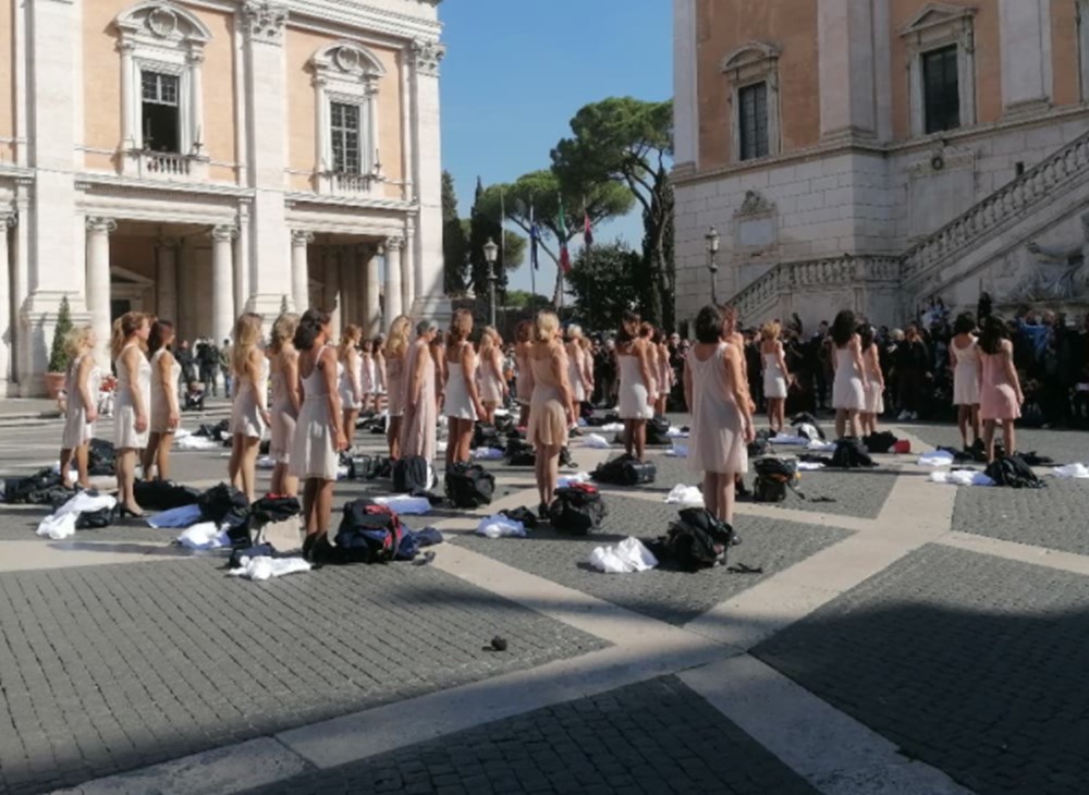 Alitalia uçuş görevlileri Roma meydanında soyunarak protesto düzenledi - 10