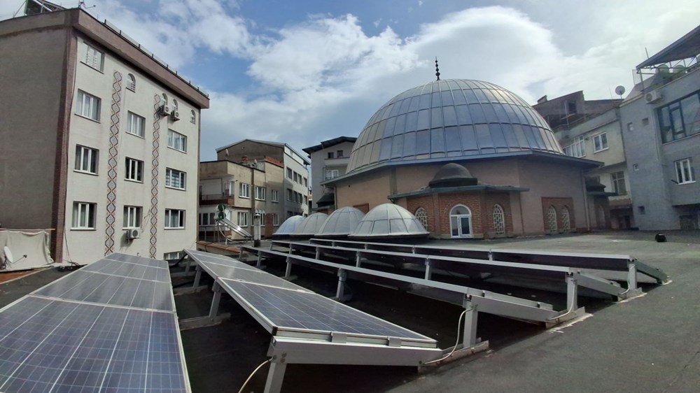 Güneş panelleri ile kendi elektriğini üreten cami: Fazla enerjisi satılıyor - 1