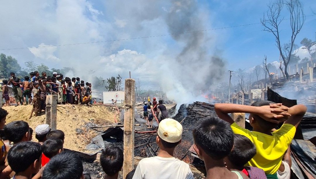 Bangladeş te mülteci kampında yangın 230 barınak kül oldu
