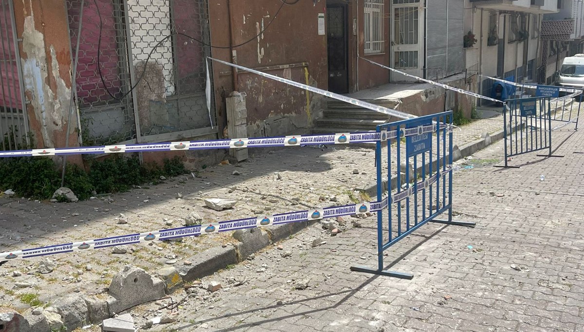 Bahçelievler'de binanın balkonu çöktü: Bina boşaltıldı Bahçelievler'de binanın balkonu çöktü: Bina boşaltıldı