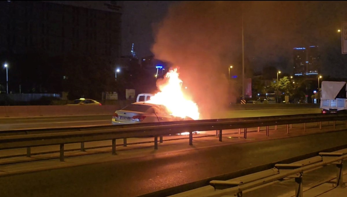 Kadıköy'de seyir halindeki otomobil alev alev yandı Kadıköy'de seyir halindeki otomobil alev alev yandı