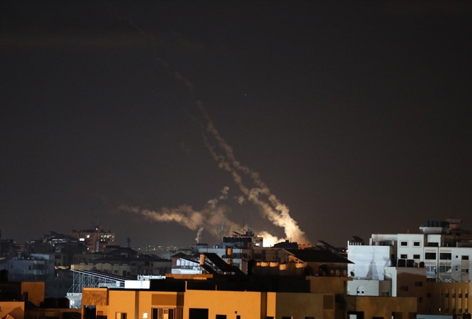 İsrail'in Gazze'ye saldırılarında 61'i çocuk 212 Filistinli hayatını kaybetti - 1