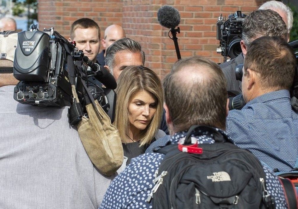 Lori Loughlin'in evine giren hırsızlar 1 milyon dolarlık mücevherlerini çaldı - 3