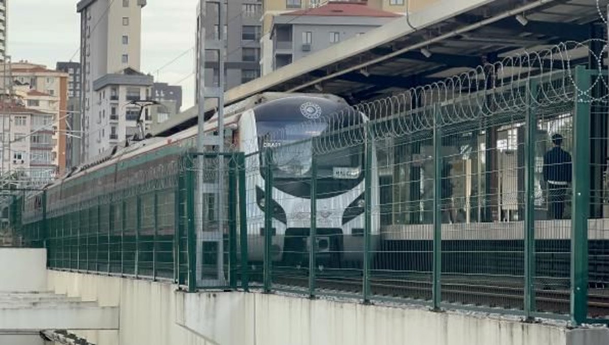 Marmaray'da raylara atlayan bir kişi öldü