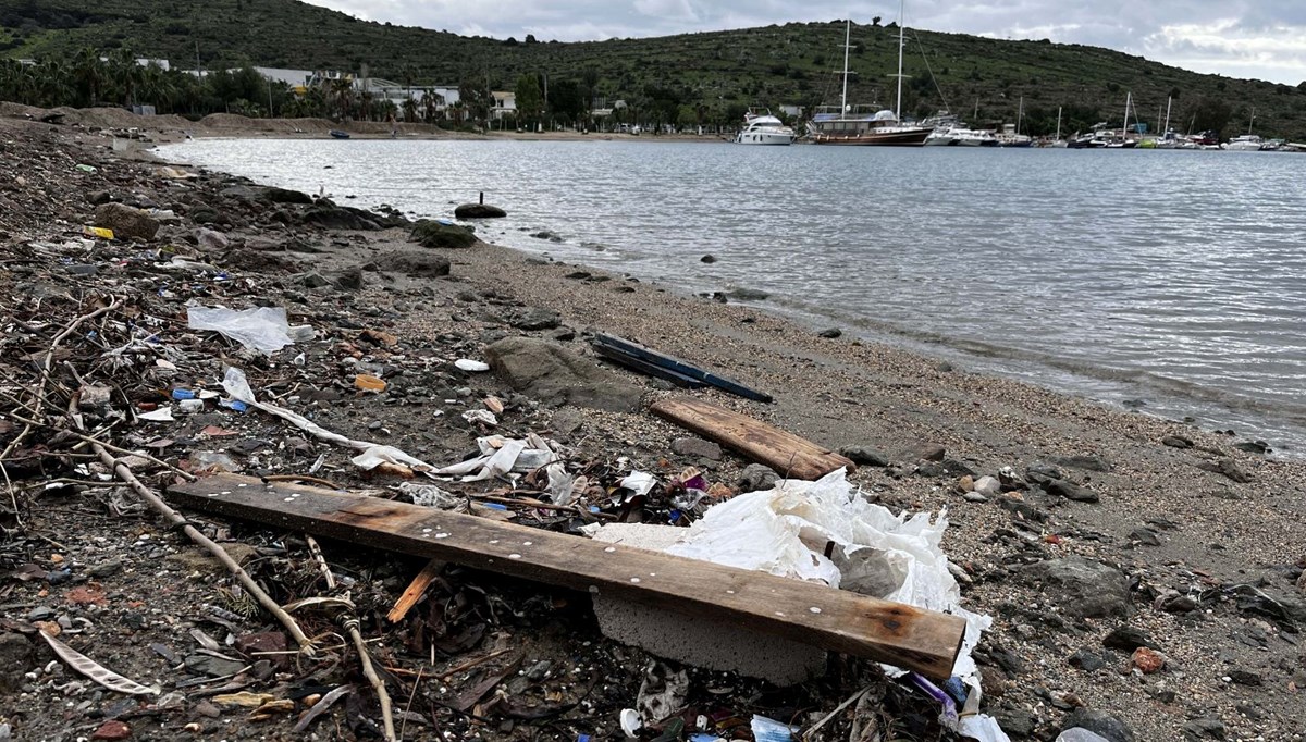 Bodrum'da sağanak sonrası sahiller çöple doldu