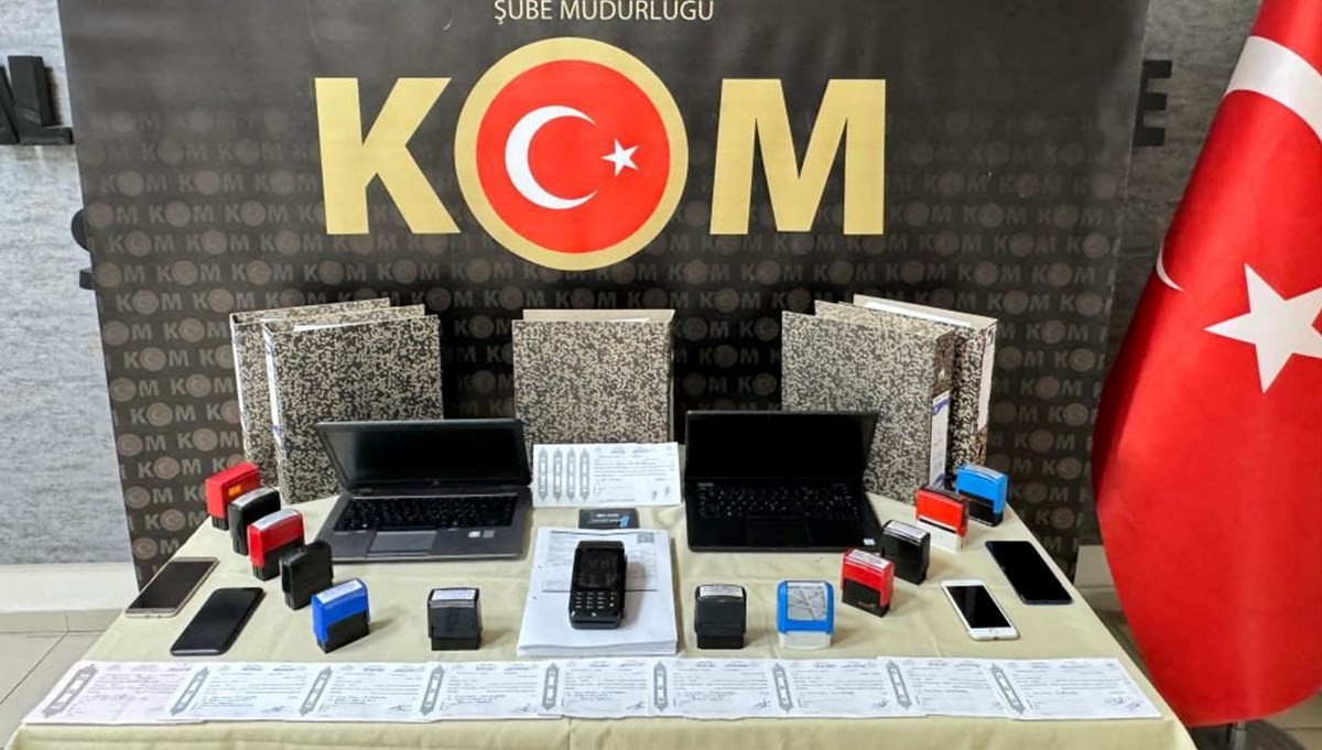 İzmir'de naylon fatura ve vergi kaçakçılığı operasyonu: 3 gözaltı İzmir'de naylon fatura ve vergi kaçakçılığı operasyonu: 3 gözaltı