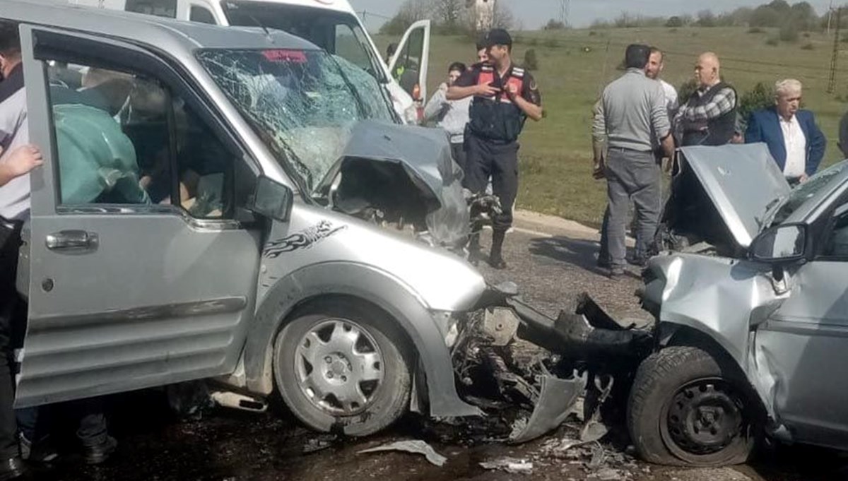 Annesinin cenazesine giderken eşiyle birlikte kazada öldü