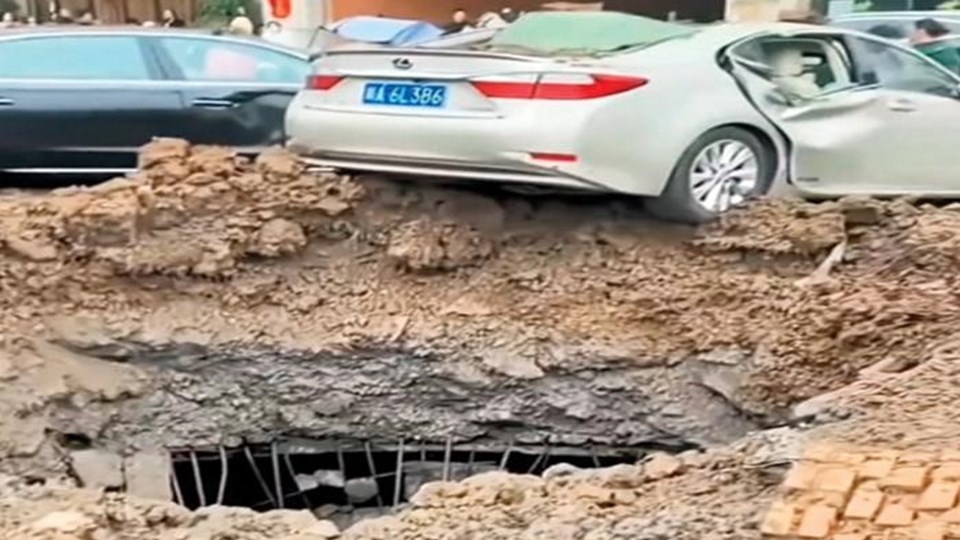 Torpil patlattı, arabalar havada uçuştu: Küçük çocuğun yaramazlığı 28 milyon lira hasara neden oldu! - 2