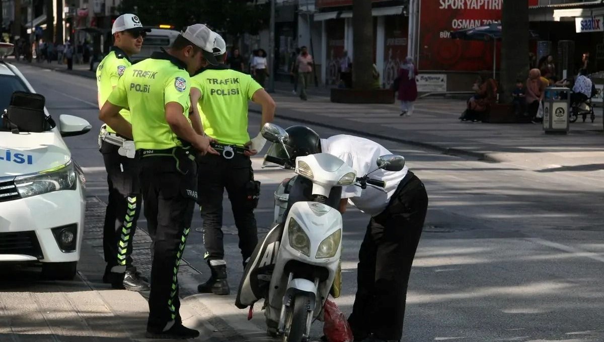 Yayaların üzerine motosiklet süren sürücüye para cezası