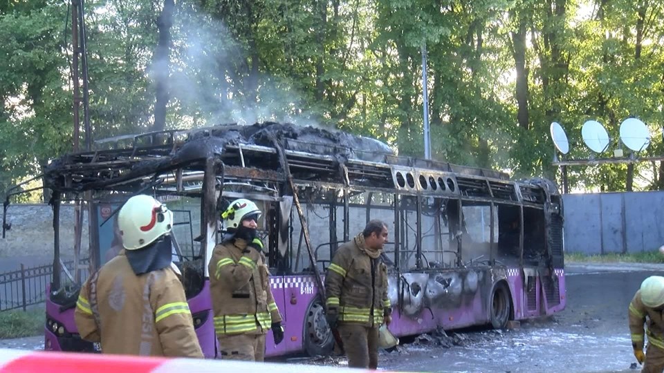 Sarıyer'de park halindeki otobüste çıkan yangın söndürüldü - 1