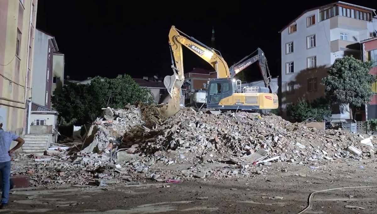 Pendik'te İETT otobüsünün çarptığı binanın yıkım çalışmaları tamamlandı Pendik'te İETT otobüsünün çarptığı binanın yıkım çalışmaları tamamlandı