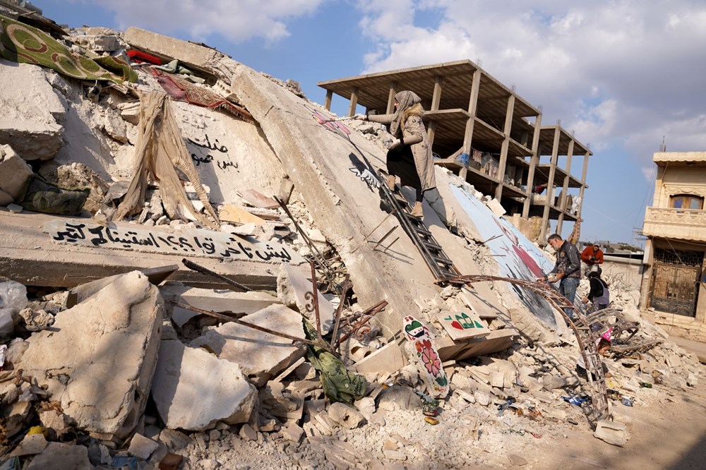 Suriyeliler acılarını bu kez deprem enkazına resmetti - 10