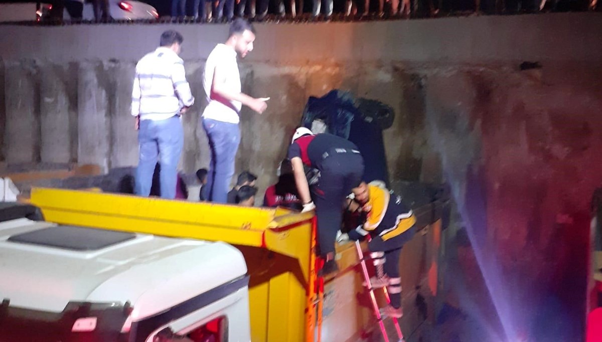 Köprüden uçtu, arabayla park halindeki kamyonun damperine düştü Köprüden uçtu, arabayla park halindeki kamyonun damperine düştü