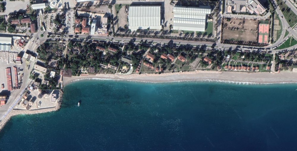 Konyaaltı Sahili 60 yılda 35 metre eridi, bir havluluk yer kaldı
