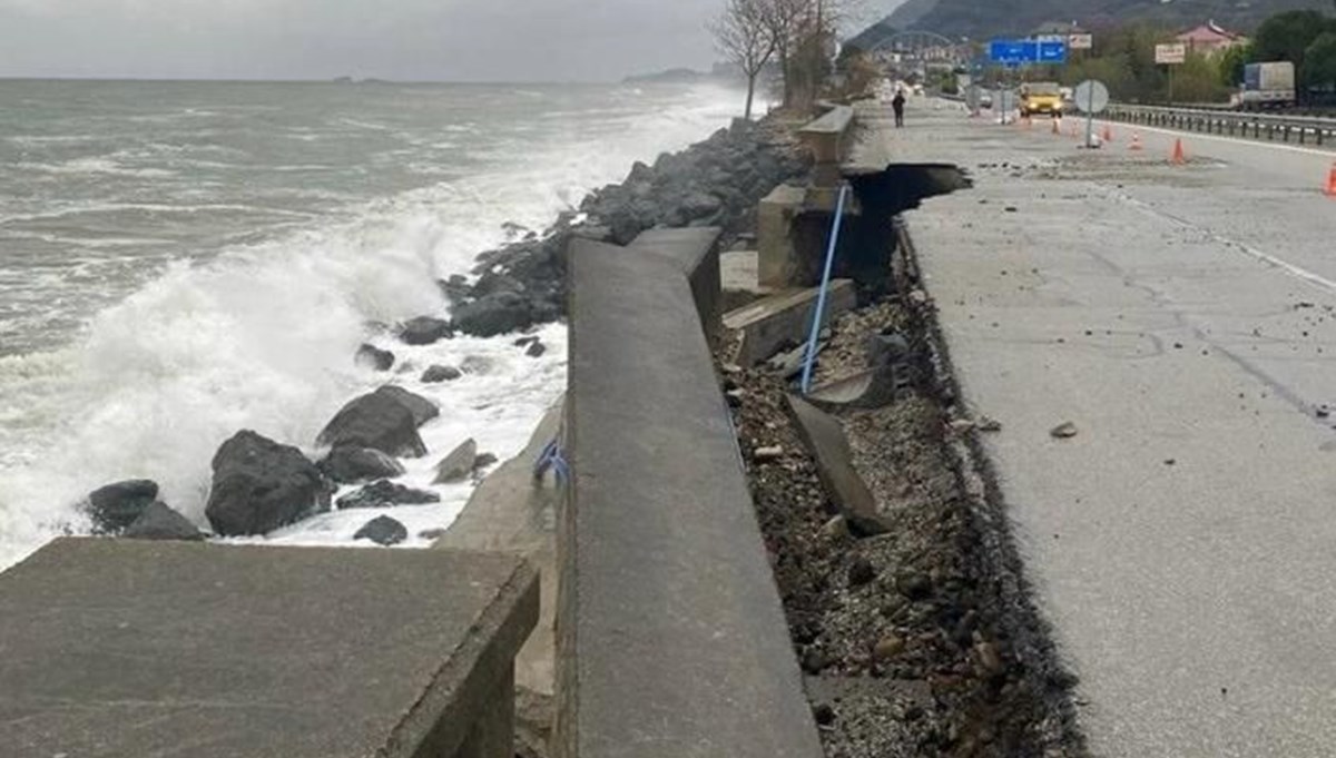 Karadeniz Sahil Yolu'nda fırtına hasarının boyutu ortaya çıktı Karadeniz Sahil Yolu'nda fırtına hasarının boyutu ortaya çıktı