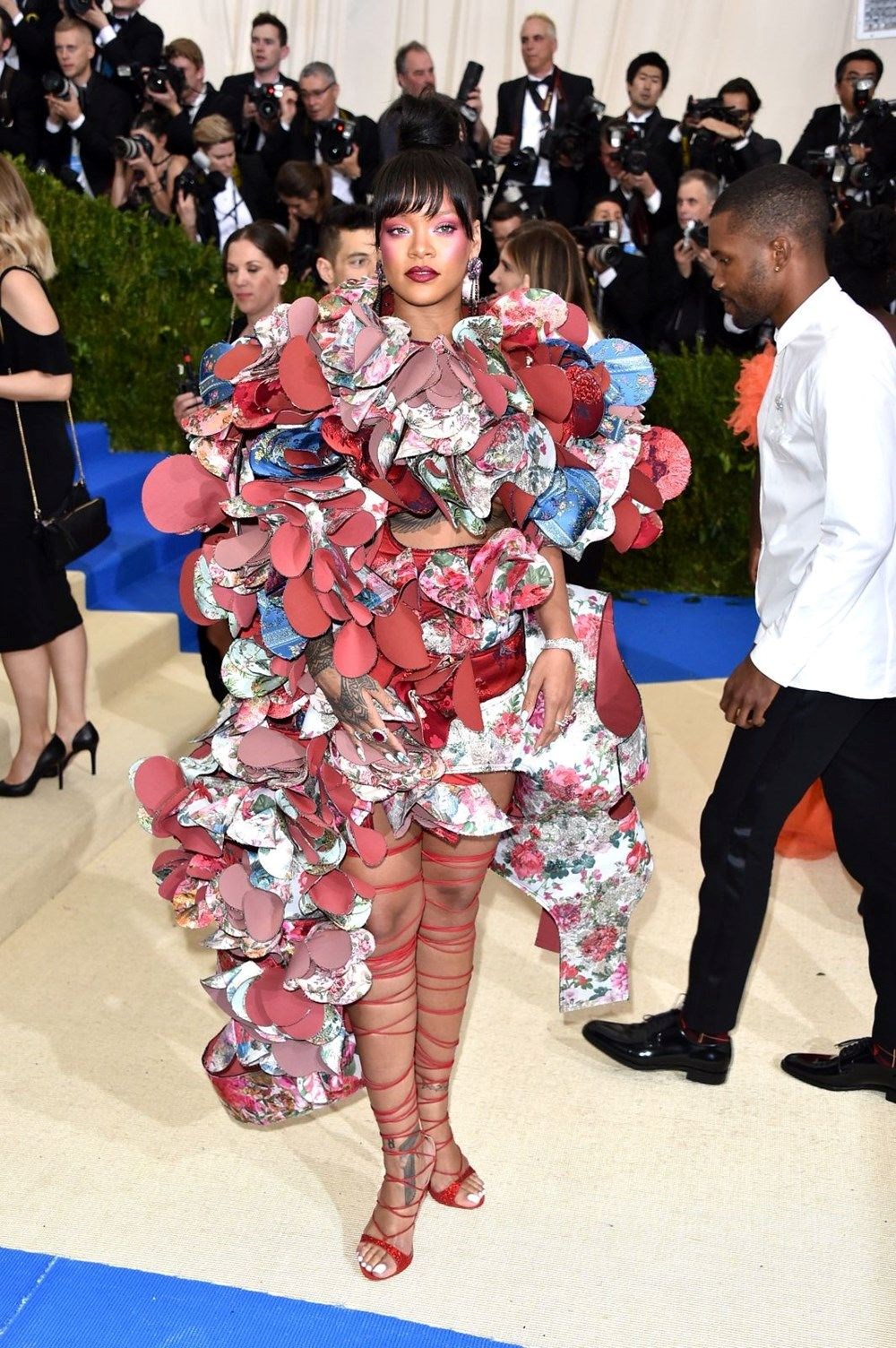 Met Gala 2022’de Rihanna yoktu ama heykeli vardı - 6