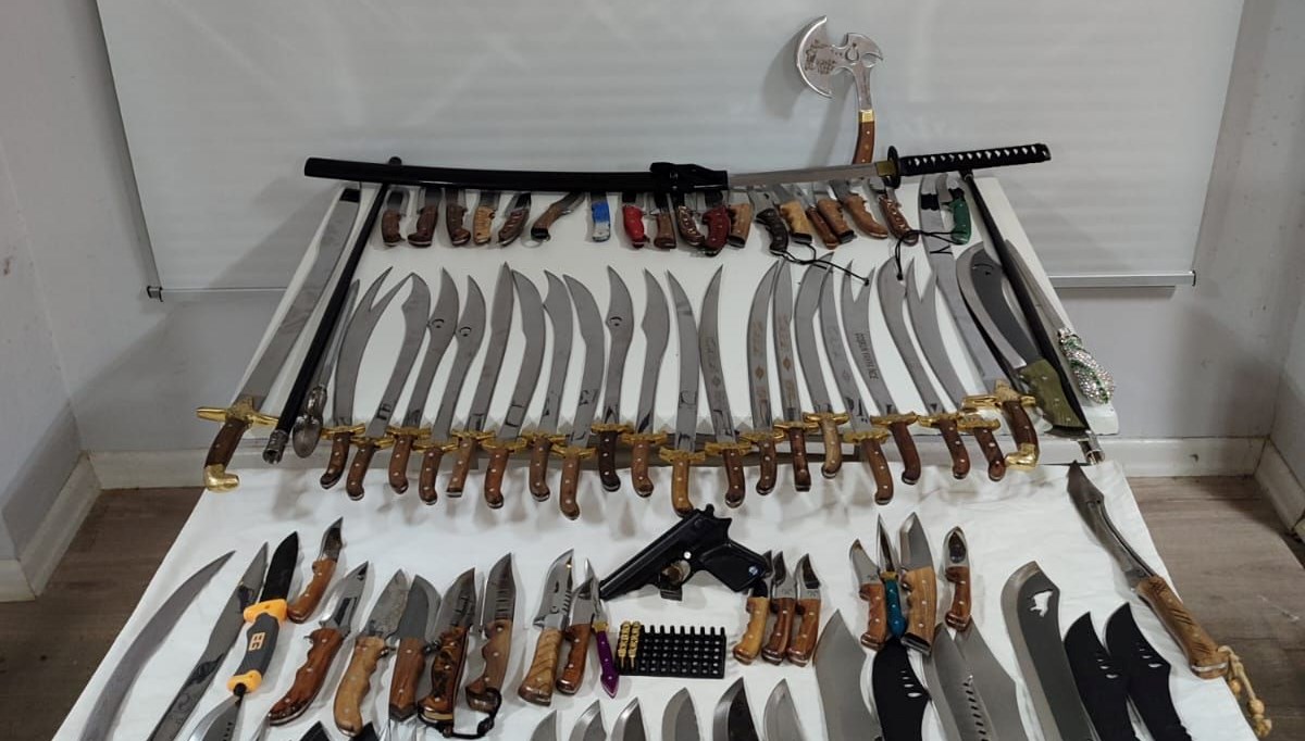 İnternetten bıçak satışına operasyon (24 kılıç ele geçirildi) İnternetten bıçak satışına operasyon (24 kılıç ele geçirildi)
