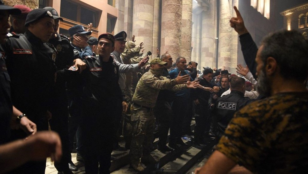 Erivan'da protestolar artıyor: Hükümet binasına girmek istediler