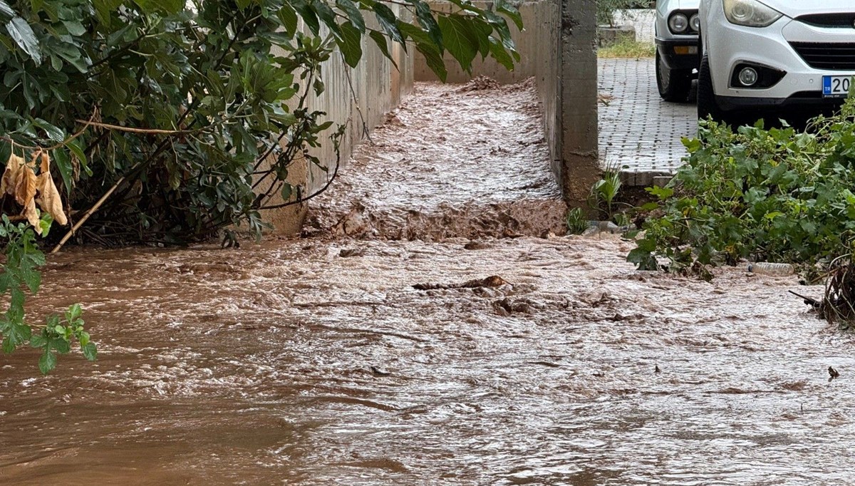 Fethiye sağanak yağışa teslim oldu