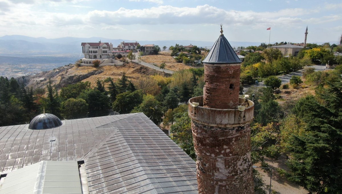 Üç yılda dört büyük depremle sallandı: Beş bin yıllık tarihi mahalle dimdik ayakta