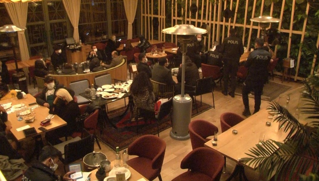Yasağa rağmen açık olan restorana polis baskını