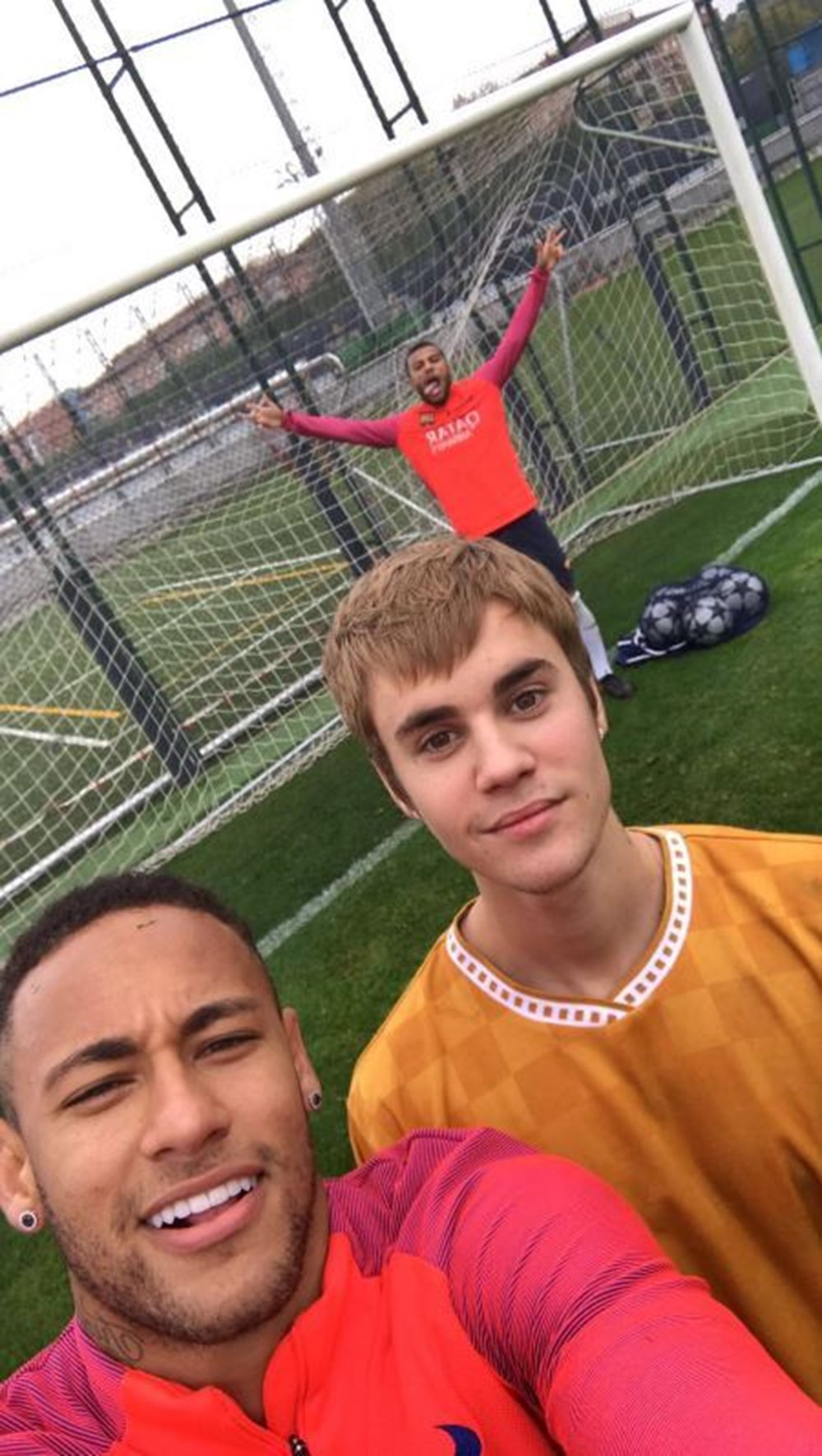 Justin Bieber Barcelonalı futbolcularla - Magazin ...