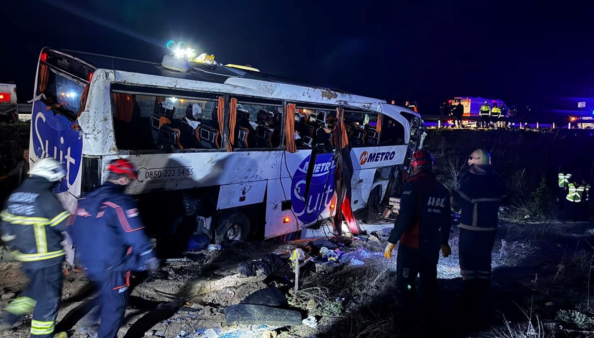 Aksaray'da yolcu otobüsü devrildi: 2 kişi öldü, 34 kişi yaralandı