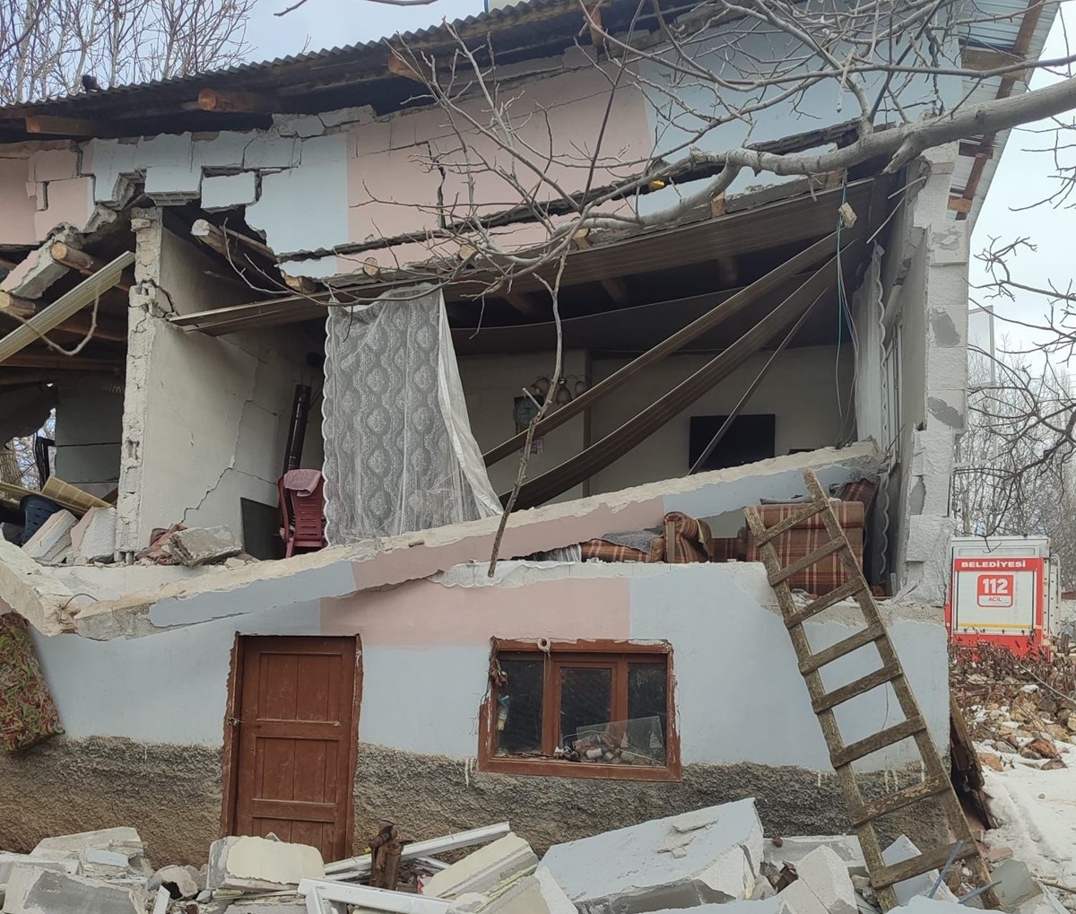 Patlamanın yaşandığı evde büyük hasar meydana geldi