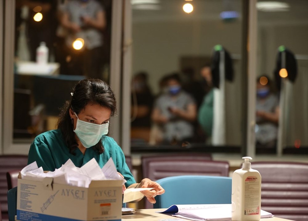 İzmir'de aşı kuyruğu: Yoğunluk akşam da sürdü - 13