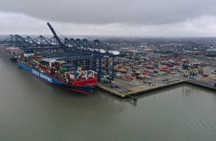 İngiltere'de nakliye krizi: En büyük ticari limanda konteynerler birikiyor