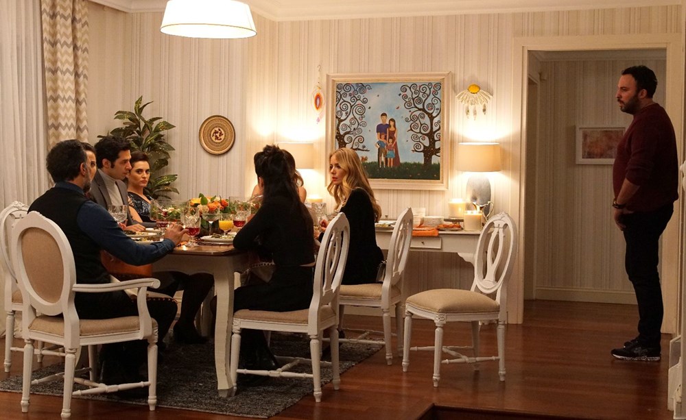 ufak tefek cinayetler dizisinde oya nin