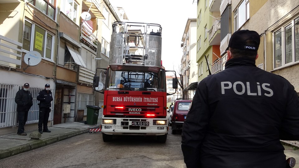 Bursa'da dövülüp eve kilitlenen kadın ile çocuğunu polis kurtardı - 2