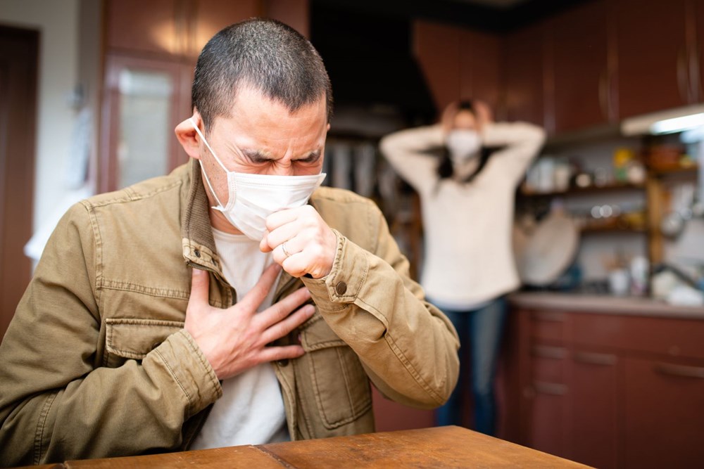 Женщина кашляет. Человек больной туберкулезом. Кашляем видевший. Кашель картинки. Кашляем видевший.