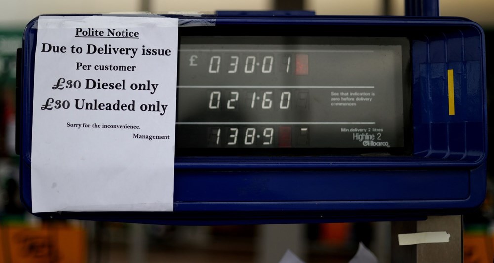 İngiltere'de petrol krizi devam ediyor: Sürücüler arasında bıçaklı kavga - 6