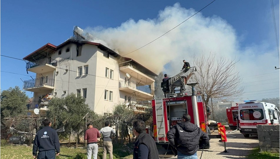 Çatı katı yangınında 5 kişi dumandan etkilendi