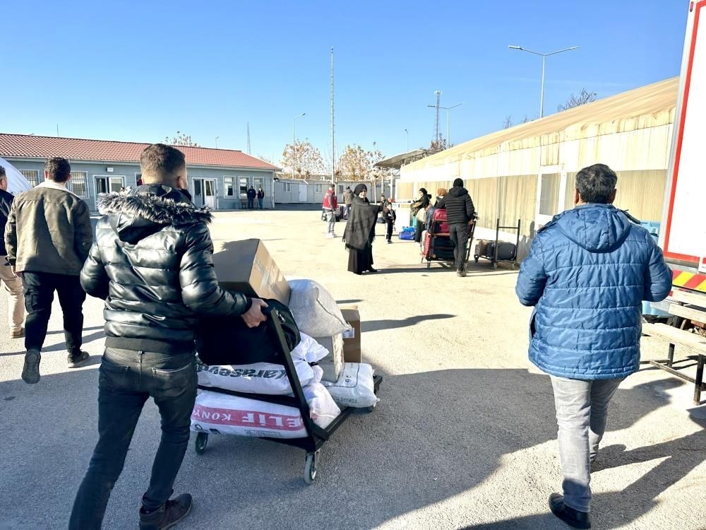 Sınır kapılarında dönüş yoğunluğu: 5 günde 7 bin 871 Suriyeli döndü - 4