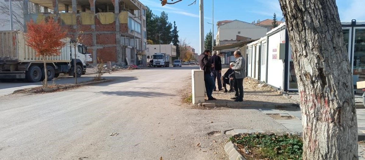 Sarsıntıyı hisseden vatandaşlar bulundukları yerlerden dışarı çıktı Sarsıntıyı hisseden vatandaşlar bulundukları yerlerden dışarı çıktı