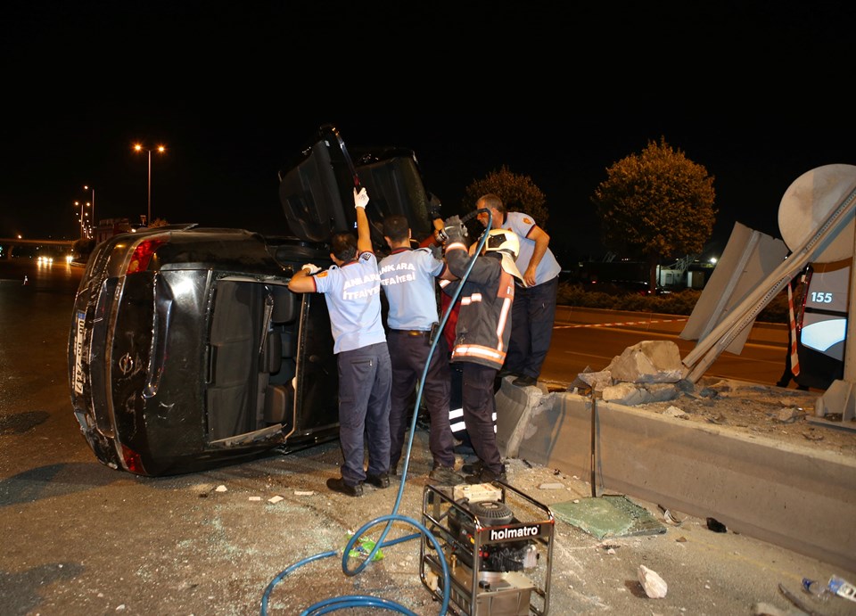Ankara'da otomobil refüje çarptı: 1 ölü - 1