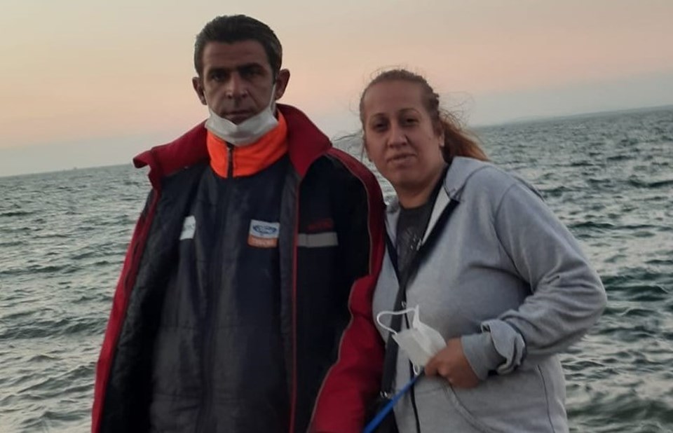 İzmir'de bir kişi eşini öldürdükten sonra intihar etti: Öldürülen kadının son sözleri "Kurtarın bizi" oldu - 1