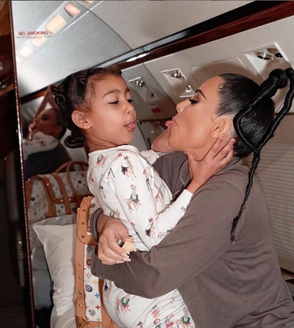 Kim Kardashian'dan kızı North West'e kaka emojisi temalı doğum günü partisi - 1