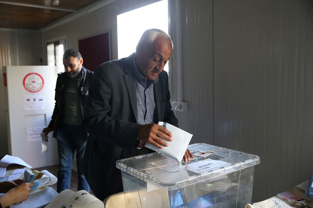 Deprem bölgesinde vatandaşlar sandık başında - 6