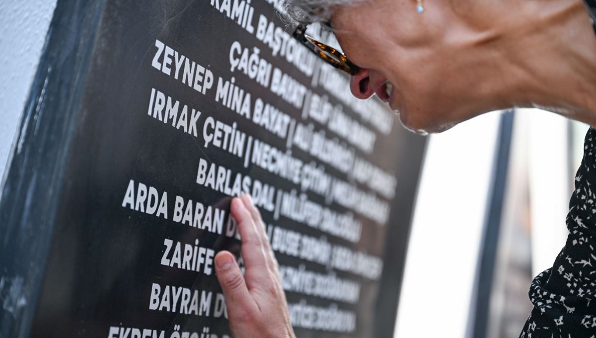 Depremde hayatını kaybedenler anılıyor Depremde hayatını kaybedenler anılıyor