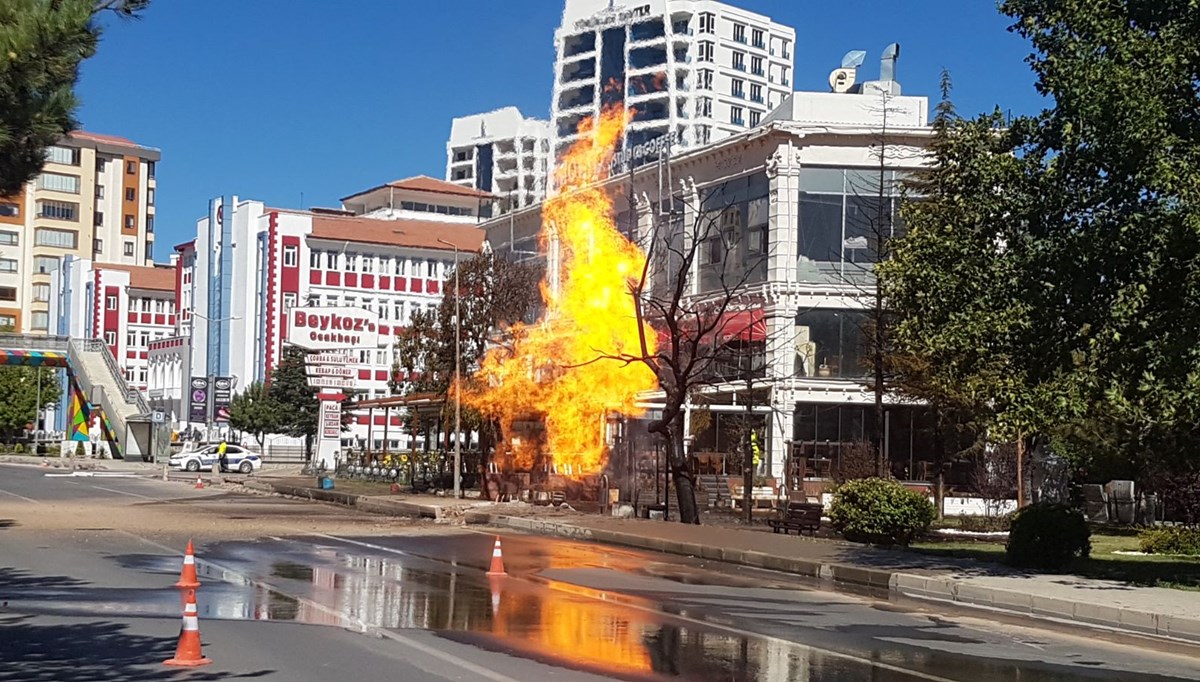 Doğalgaz borusu patladı, sokak ortasında alevler yükseldi