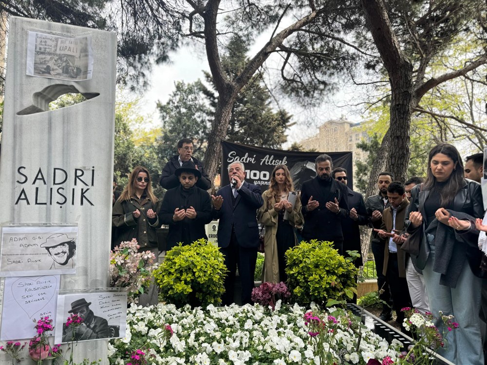 Sadri Alışık mezarı başında anıldı | "Şapkası her an her zaman başımızda" - 1