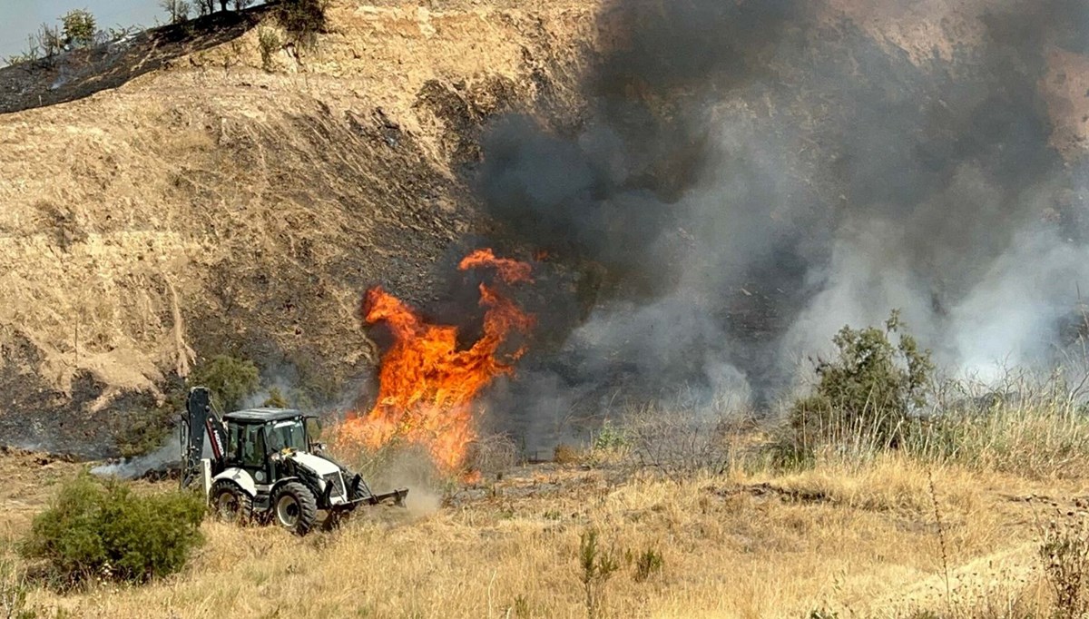 Manisa'da otluk ve makilik alanda yangın