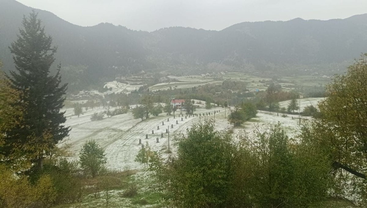 Dolu yağışı Artvin’i beyaz örtüyle kapladı