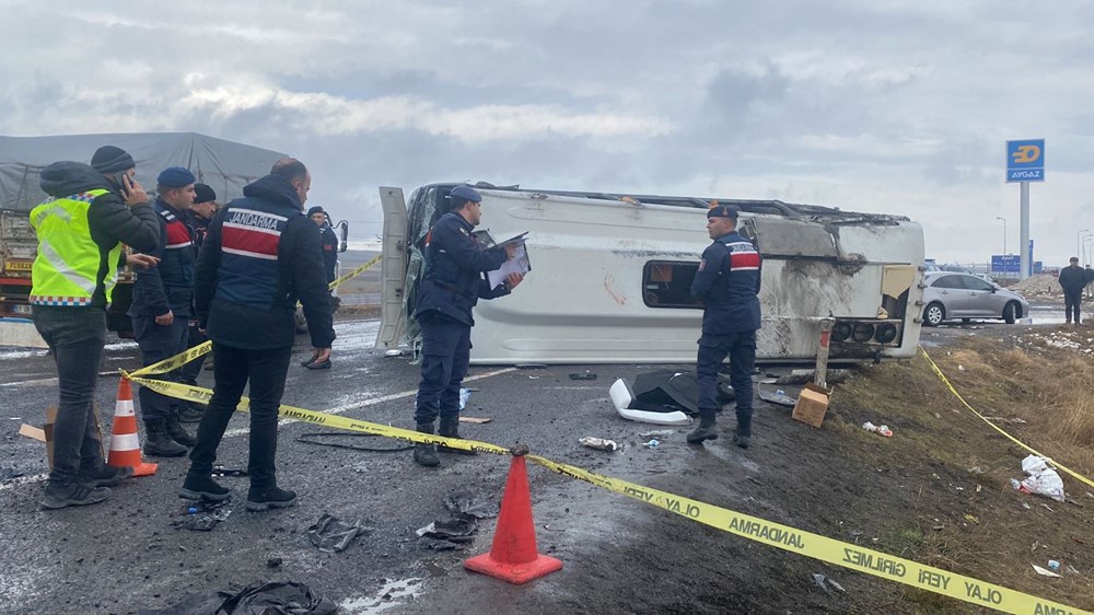 Kaza yapan 2 tur midibüsüne yardıma giden itfaiye aracı da devrildi: 1 ölü 47 yaralı - 4