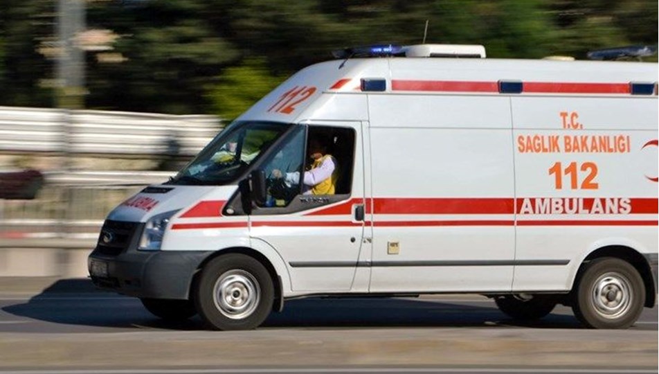 Diyarbakır'da yoldan çıkan otomobil taşlara çarptı: 2 yaralı