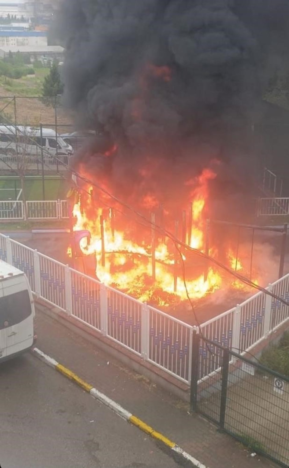 İstanbul'da çocuk parkında yangın: Alevler metrelerce yükseldi - 1