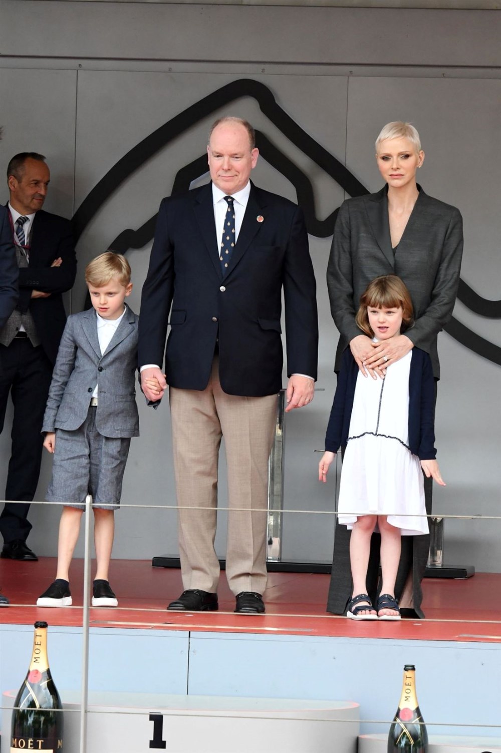 'Hüzünlü Prenses' Charlene tedavinin ardından ilk kez ailesiyle kameralar önünde - 11